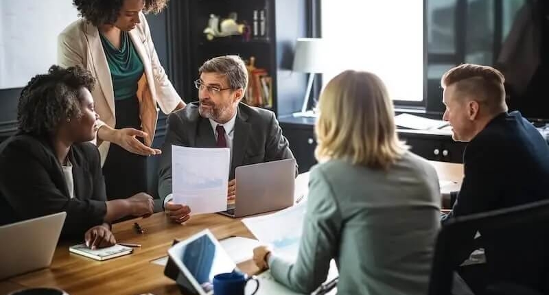 Corporate governance discussion in club environment